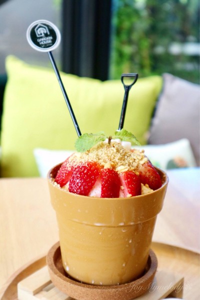 Strawberry Crumble White Chocolate Gardenhouse Pot