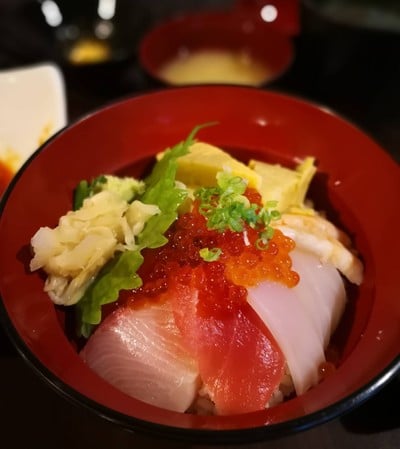 ข้าวหน้าปลาดิบรวม