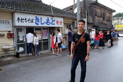 หลังกินข้าวเสร็จ ออกมาคนตอแถวเต็มเลย