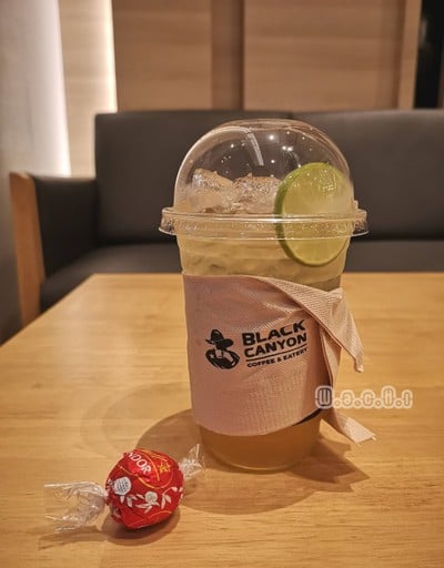 น้ำมะนาวผสมน้ำผึ้งเย็น