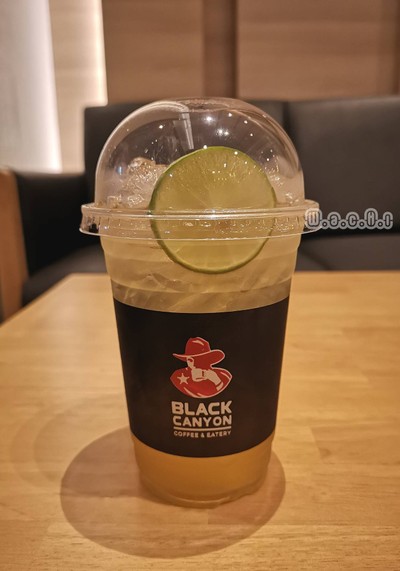 น้ำมะนาวผสมน้ำผึ้งเย็น