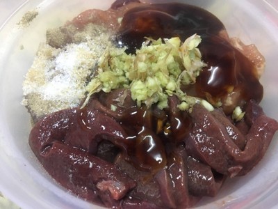 วิธีทำ หมูนุ่มตับผัดกระเทียมพริกไทย วิธีทำ หมูนุ่มตับผัดกระเทียมพริกไทย
