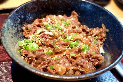 ข้าวหน้าเนื้อตุ๋นไฟอ่อนและไข่ออนเซ็น