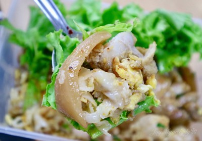 ก๋วยเตี๋ยวคั่วไก่+ปลาหมึกกรอบ