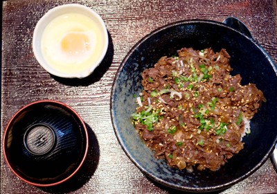 ข้าวหน้าเนื้อตุ๋นไฟอ่อนและไข่ออนเซ็น