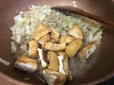 วิธีทำ เต้าหู้ผัดหมูสับกะหล่ำปลีน้ำมันงา