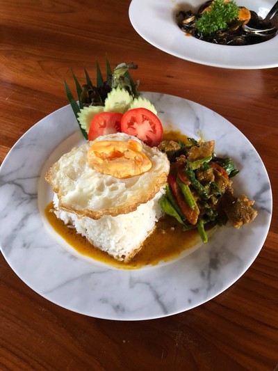 ข้าวร้าดผัดเครื่องแกงหมู 50.-