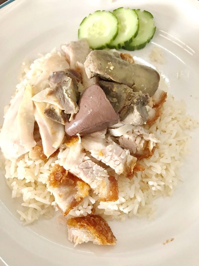 ข้าวมันไก่ ตับ หมูกรอบ