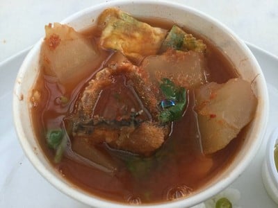 แกงส้มปลา ข้าวหมูสับทอดกระเทียม