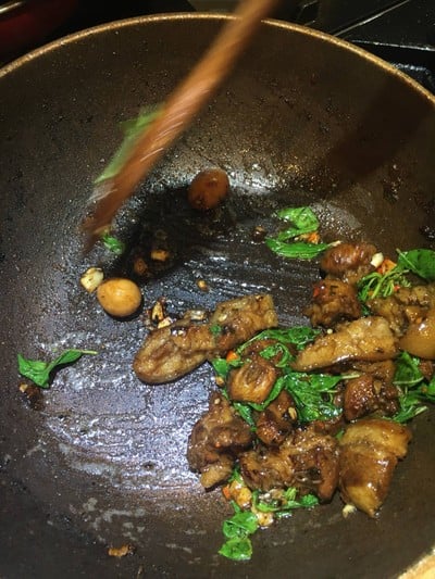 วิธีทำ ผัดกะเพราขาหมูพะโล้ วิธีทำ ผัดกะเพราขาหมูพะโล้