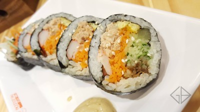 Tuna kimbap : แห้งไปนิด ข้าวเปรี้ยวดีใช้ได้ เครื่องแน่น ดีพอใช้ได้จ๊ะ