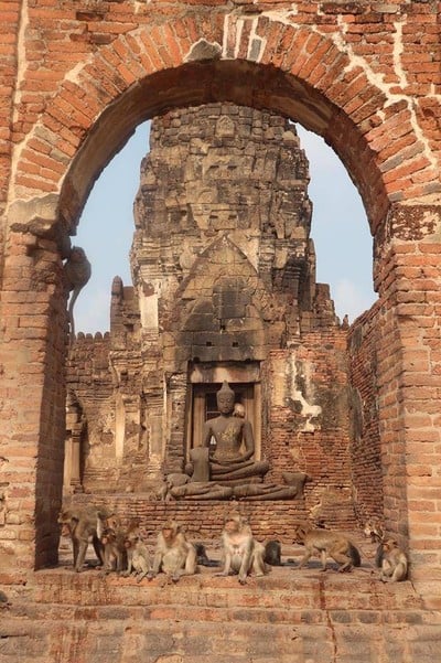 บรรยากาศ พระปรางค์สามยอด