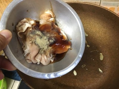 วิธีทำ สันนอกหมูสไลด์ผัดเห็ดออริจิ