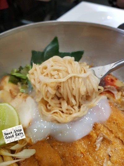 บะหมี่ต้มยำไก่ทอด