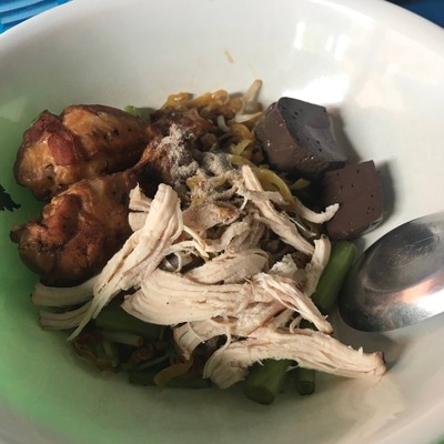 บะหมี่แห้งน่องไก่ ไก่ฉีก