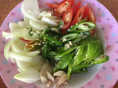 วิธีทำ หมูผัดพริก วิธีทำ หมูผัดพริก