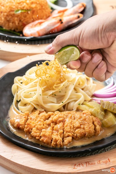 เฟตูชินีข้าวซอย