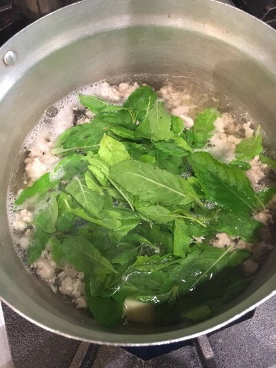 วิธีทำ แกงจืดหมูสับใบกะเพรา