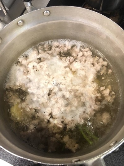 วิธีทำ แกงจืดหมูสับใบกะเพรา