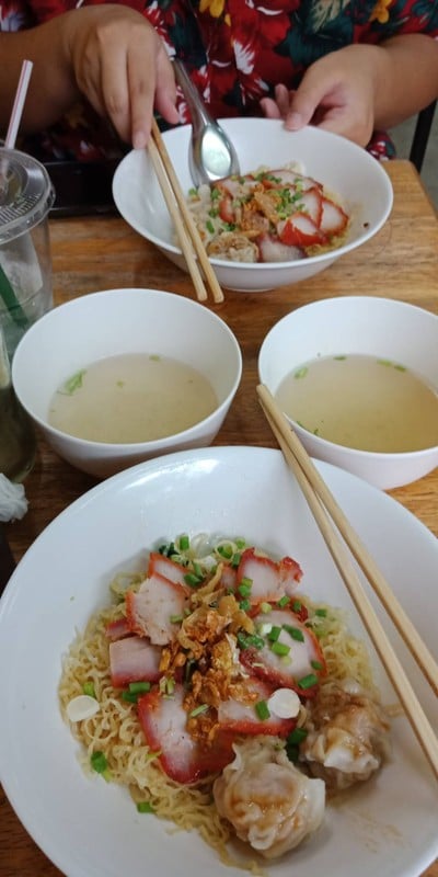 บะหมี่ หมูกรอบ อร่อย เกี๊ยวกุ้งดี ขนมจีบออกรสหวานนิดๆ ชอบที่มีกระเทียมเจียวโรย