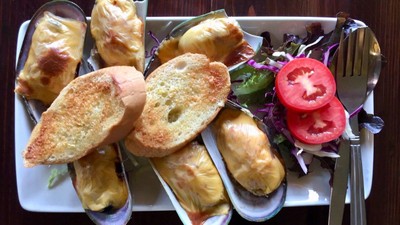Baked mussels with cheese.