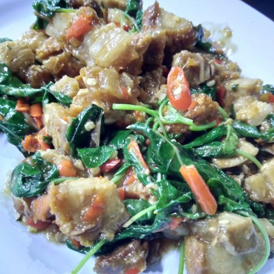 กะเพราหมูกรอบ