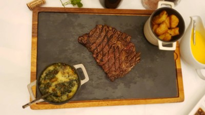 เนือริบอายย่าง ซอสไวน์แดง ซอสแบร์เนส และน้ำจิ้มแจ่ว