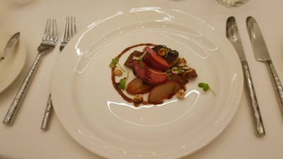 ตับห่านทอด คาราเมลเนคทารีน เฮเซลนัทอบอละขนมปัง ลูกฟิก