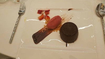 ช็อกโกแลต ฟอนด้อนท์ ไอศครีมโยเกิรต์ และสตรอว์เบอร์รี่