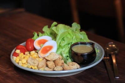 สลัดผักออร์แกนิค (ไข่ต้ม) น้ำสลัดข้าวกล้องกระชายดำ