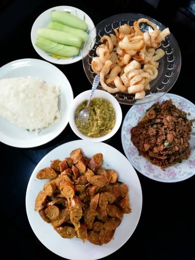 บุญปั๋น ข้าวเหนียว-ไส้อั่ว ราม 46 บุญปั๋น ข้าวเหนียว-ไส้อั่ว ราม 46