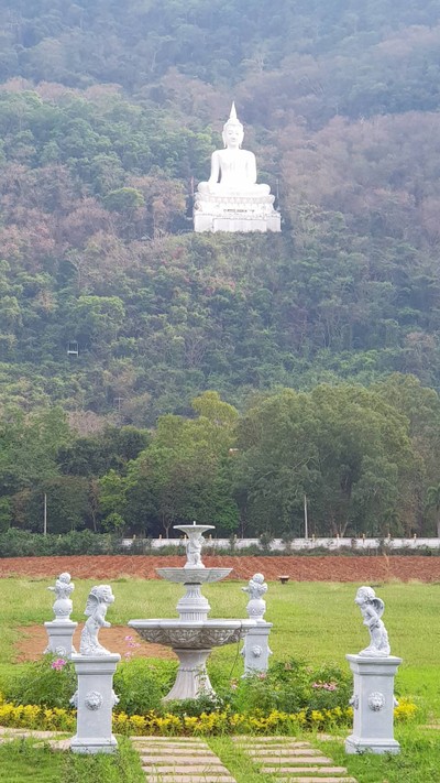 วิวจากร้านกาแฟทางเข้าวัด