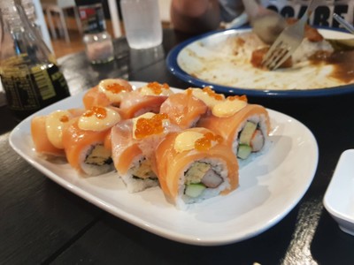 สไปซี่แซลมอลโรล