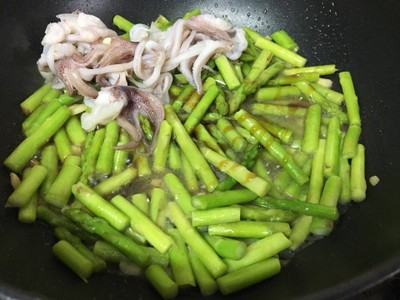 วิธีทำ หนวดปลาหมึกผัดหน่อไม้ฝรั่ง วิธีทำ หนวดปลาหมึกผัดหน่อไม้ฝรั่ง