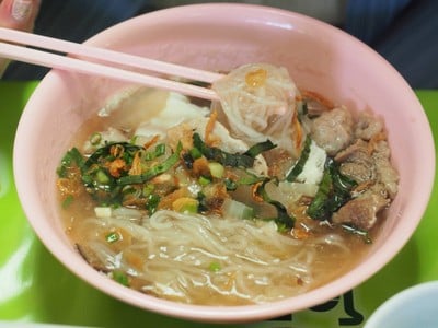 เมนูของร้าน คุณแดงก๋วยจั๊บญวน ถ.พระอาทิตย์