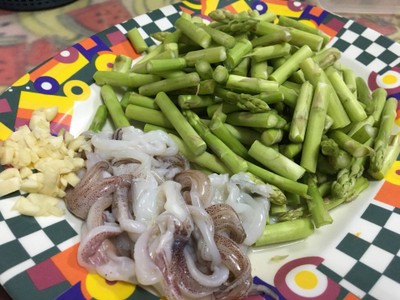 วิธีทำ หนวดปลาหมึกผัดหน่อไม้ฝรั่ง วิธีทำ หนวดปลาหมึกผัดหน่อไม้ฝรั่ง