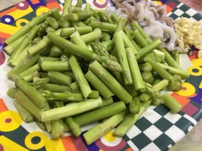 วิธีทำ หนวดปลาหมึกผัดหน่อไม้ฝรั่ง วิธีทำ หนวดปลาหมึกผัดหน่อไม้ฝรั่ง