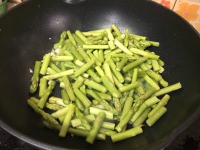 วิธีทำ หนวดปลาหมึกผัดหน่อไม้ฝรั่ง วิธีทำ หนวดปลาหมึกผัดหน่อไม้ฝรั่ง