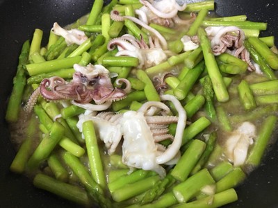 วิธีทำ หนวดปลาหมึกผัดหน่อไม้ฝรั่ง วิธีทำ หนวดปลาหมึกผัดหน่อไม้ฝรั่ง