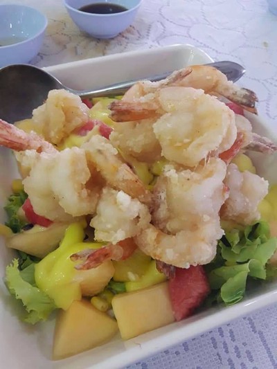 สลัดผลไม้กุ้งทอด