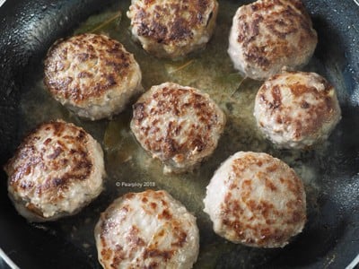 วิธีทำ มีทบอลกับมันบดผักโขม (Meatballs with spinach mashed potatoes)