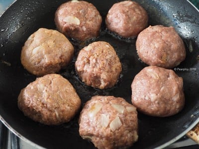 วิธีทำ มีทบอลกับมันบดผักโขม (Meatballs with spinach mashed potatoes)