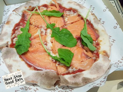 พิซซ่าแซลม่อนรมควัน