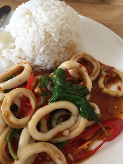 กระเพาปลาหมึกราดข้าว