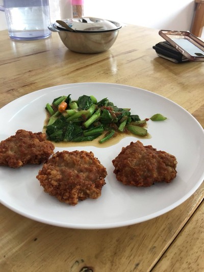 ข้าวกะเพราหมูสับพิเศษ+ไข่ดาว+หมูทอด 2 ชิ้น##1