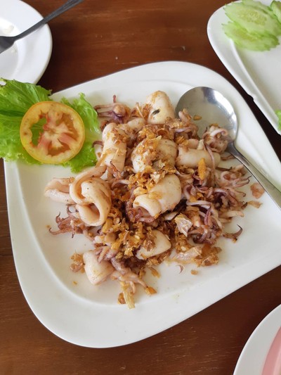 ปลาหมึกทอดกระเทียม