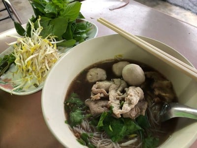 เส้นหมี่หมูน้ำตก