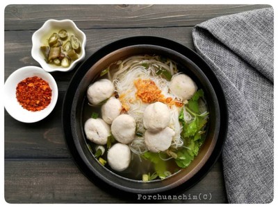 เส้นหมี่น้ำลูกชิ้นหมูพิเศษ