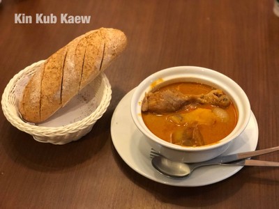 บักเก็ตเสิร์ฟพร้อมมัสมั่นไก่
