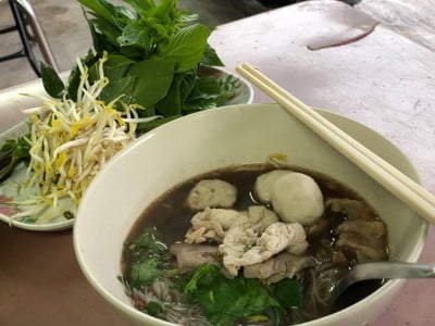 เส้นหมี่หมูน้ำตก